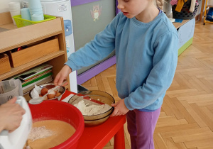 dzieci robią ciasto marchewkowe