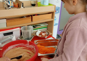 dzieci robią ciasto marchewkowe