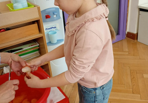 dzieci robią ciasto marchewkowe