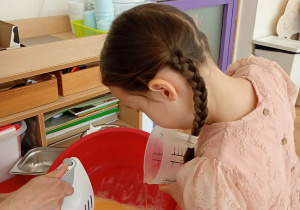 dzieci robią ciasto marchewkowe