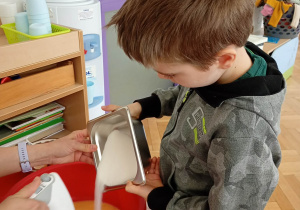 dzieci robią ciasto marchewkowe