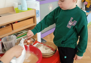 dzieci robią ciasto marchewkowe