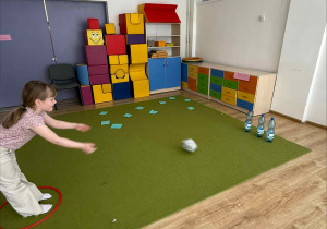 ćwiczenia sportowe z wykorzystaniem ekologicznego sprzętu sportowego