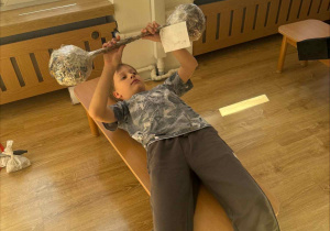 ćwiczenia sportowe z wykorzystaniem ekologicznego sprzętu sportowego