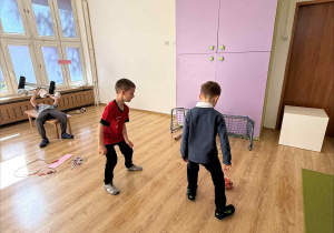 ćwiczenia sportowe z wykorzystaniem ekologicznego sprzętu sportowego