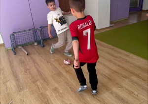 ćwiczenia sportowe z wykorzystaniem ekologicznego sprzętu sportowego