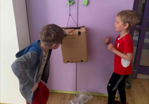 ćwiczenia sportowe z wykorzystaniem ekologicznego sprzętu sportowego