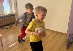 ćwiczenia sportowe z wykorzystaniem ekologicznego sprzętu sportowego