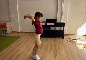 ćwiczenia sportowe z wykorzystaniem ekologicznego sprzętu sportowego