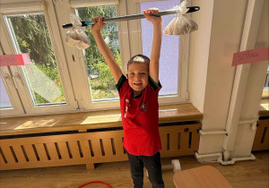 ćwiczenia sportowe z wykorzystaniem ekologicznego sprzętu sportowego