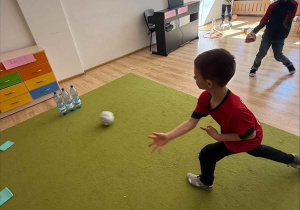 ćwiczenia sportowe z wykorzystaniem ekologicznego sprzętu sportowego