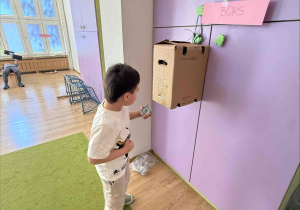 ćwiczenia sportowe z wykorzystaniem ekologicznego sprzętu sportowego