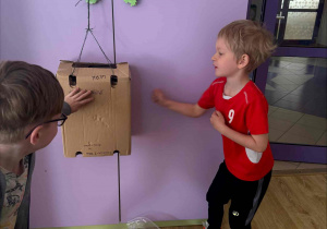 ćwiczenia sportowe z wykorzystaniem ekologicznego sprzętu sportowego