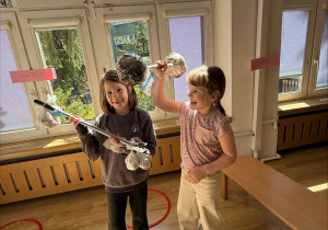 ćwiczenia sportowe z wykorzystaniem ekologicznego sprzętu sportowego