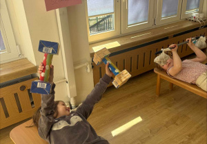 ćwiczenia sportowe z wykorzystaniem ekologicznego sprzętu sportowego