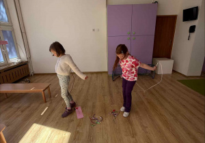 ćwiczenia sportowe z wykorzystaniem ekologicznego sprzętu sportowego