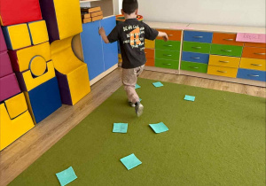 ćwiczenia sportowe z wykorzystaniem ekologicznego sprzętu sportowego