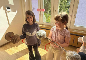 ćwiczenia sportowe z wykorzystaniem ekologicznego sprzętu sportowego