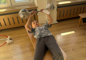 ćwiczenia sportowe z wykorzystaniem ekologicznego sprzętu sportowego