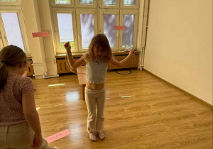 ćwiczenia sportowe z wykorzystaniem ekologicznego sprzętu sportowego