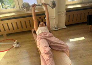 ćwiczenia sportowe z wykorzystaniem ekologicznego sprzętu sportowego