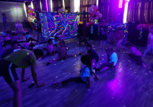 dzieci na zajęciach tanecznych