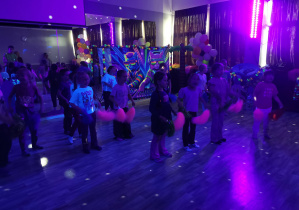 dzieci na zajęciach tanecznych