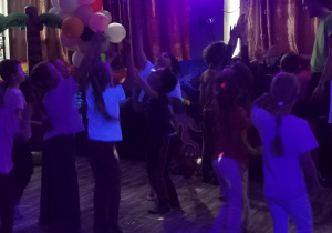 dzieci na zajęciach tanecznych