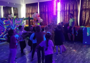 dzieci na zajęciach tanecznych