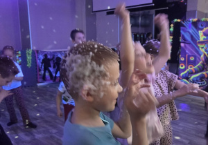 dzieci na zajęciach tanecznych