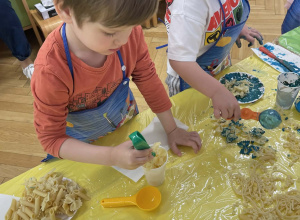 Tydzień włoski - zabawy sensoryczne z makaronem