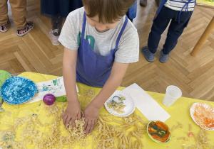 Tydzień włoski - zabawy sensoryczne z makaronem