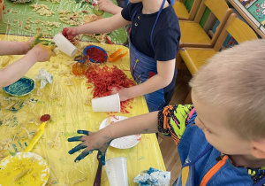 Tydzień włoski - zabawy sensoryczne z makaronem
