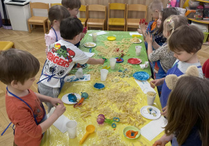 Tydzień włoski - zabawy sensoryczne z makaronem