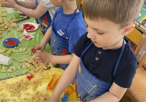 Tydzień włoski - zabawy sensoryczne z makaronem