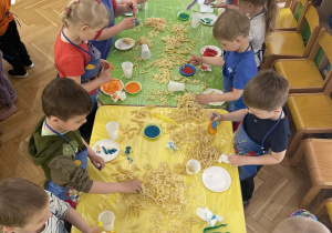 Tydzień włoski - zabawy sensoryczne z makaronem