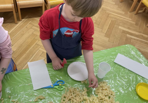 Tydzień włoski - zabawy sensoryczne z makaronem