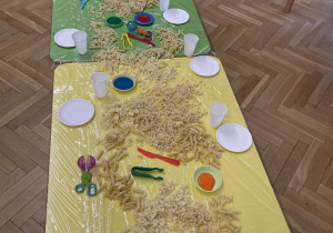 Tydzień włoski - zabawy sensoryczne z makaronem