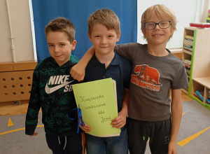 Jaś z książeczka urodzinową i kolegami
