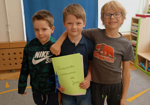Jaś z książeczka urodzinową i kolegami