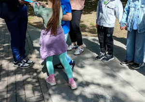 dzieci rozdają podczas spaceru karteczki niezapominajkowe