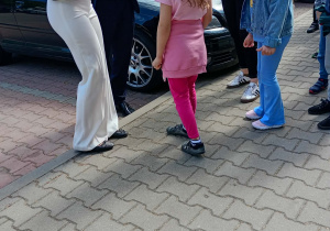 dzieci rozdają podczas spaceru karteczki niezapominajkowe