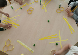 dzieci robią prace plastyczną - plastry miodu