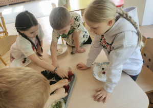 dzieci wybierają dodatki do swojej owsianki