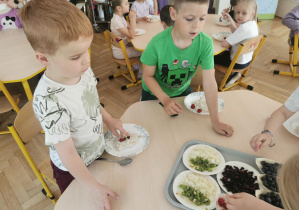 dzieci wybierają dodatki do swojej owsianki