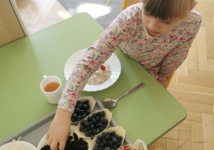 dzieci wybierają dodatki do swojej owsianki