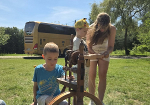 dzieci na wycieczce