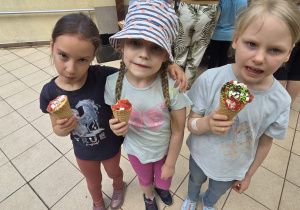 dzieci jedzą lody