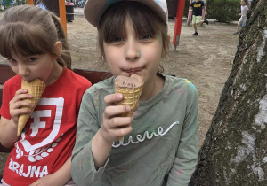 dzieci jedzą lody