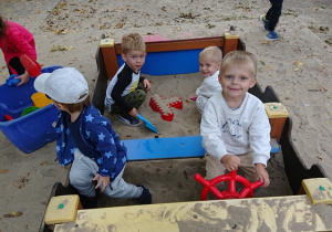 Dzieci bawią się w piaskownicy